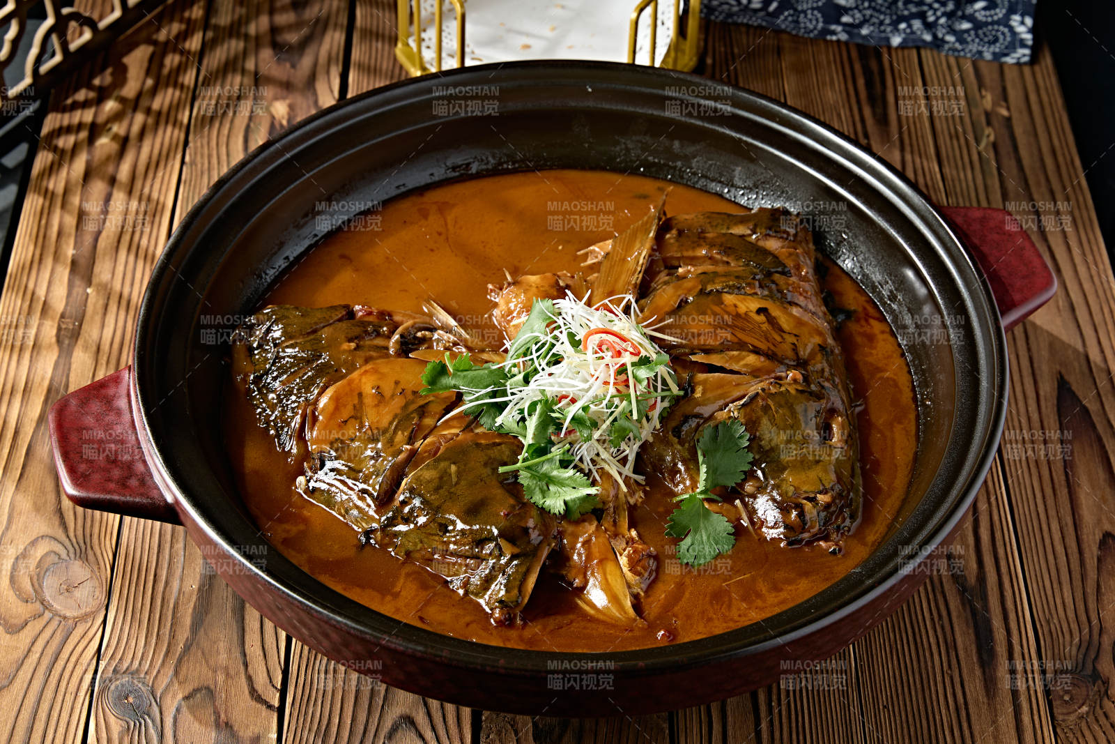 美味酱焖野生鳙鱼头配大油条图片