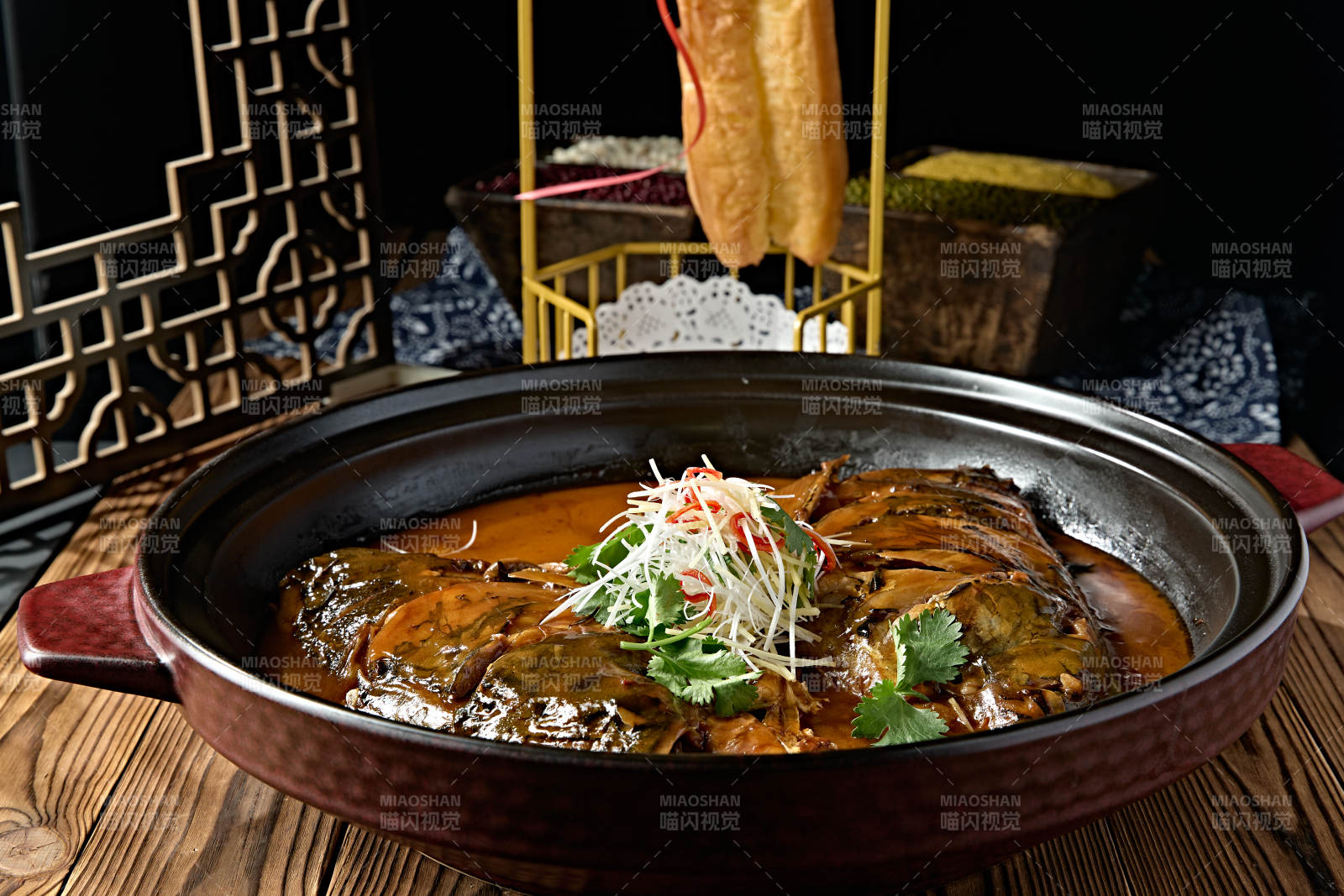 美味酱焖野生鳙鱼头配大油条图片