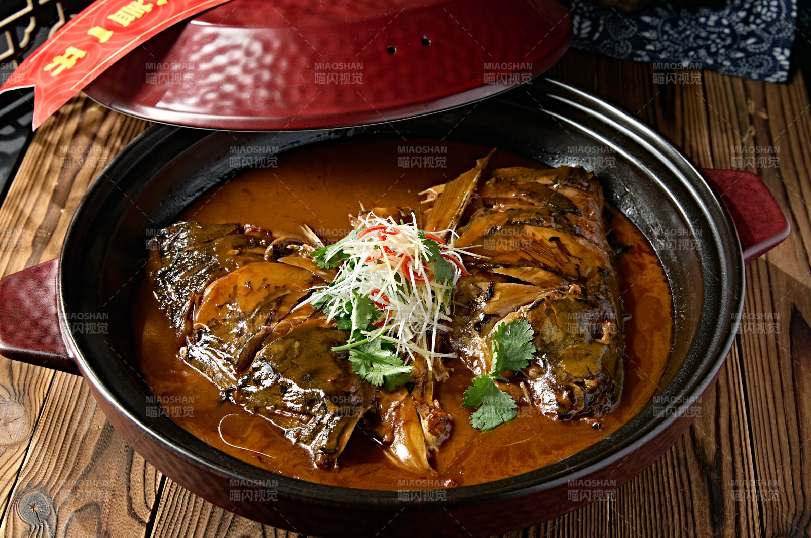 美味酱焖野生鳙鱼头配大油条图片