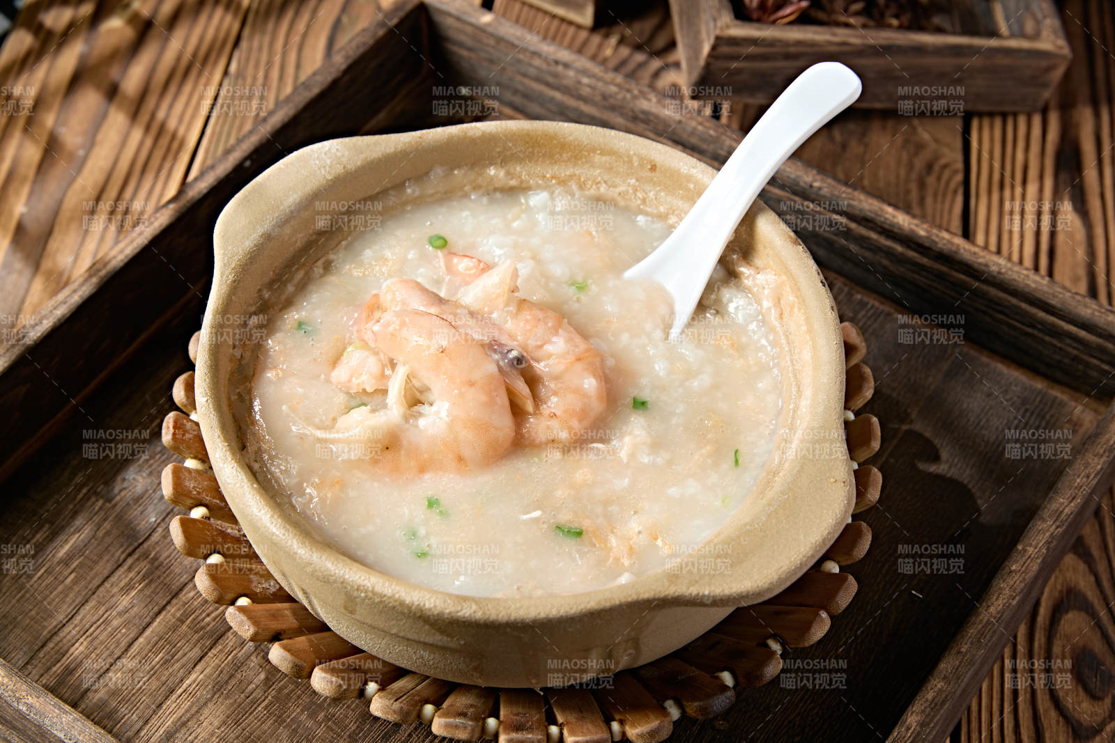 美味茶餐滋补砂锅鲜虾生滚白粥图片