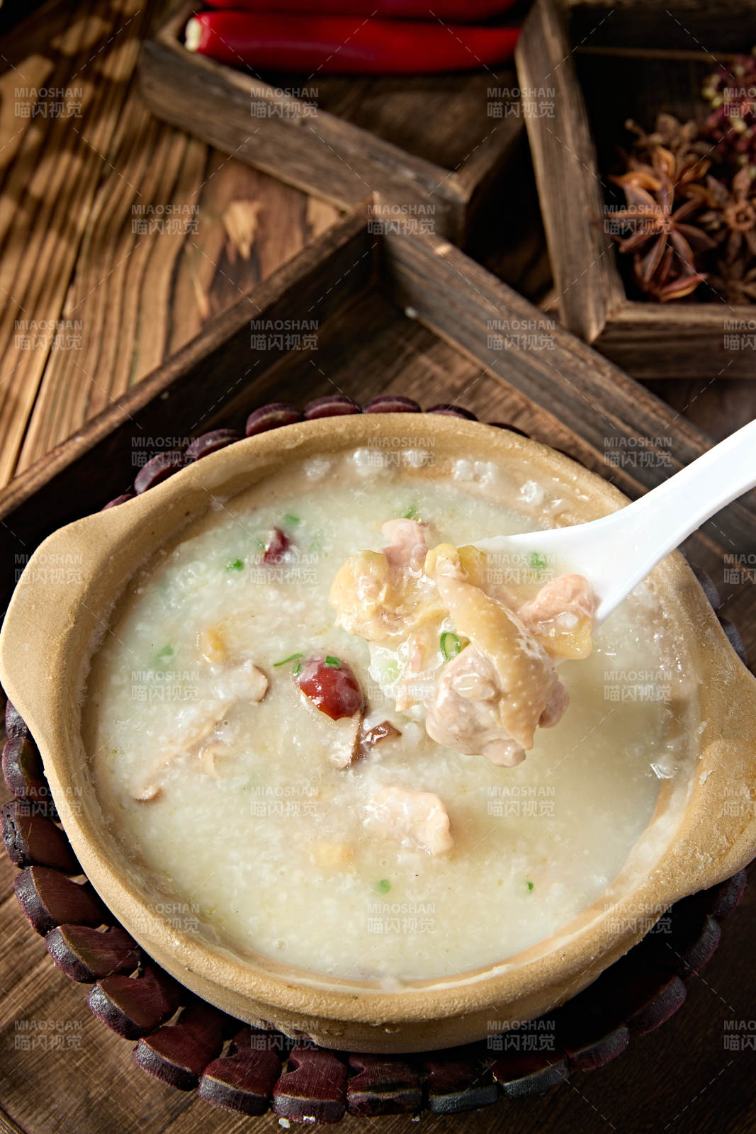 美味茶餐滋补砂锅滋补红枣鲜鸡生滚白粥图片