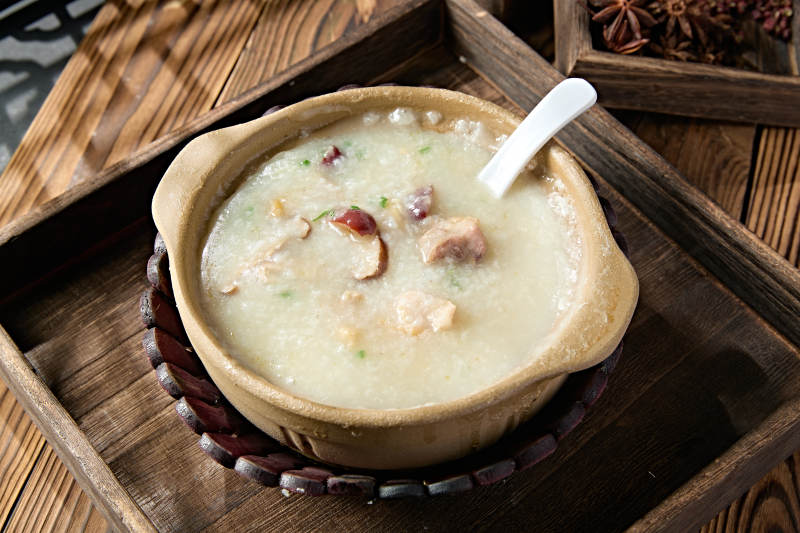 美味茶餐滋补砂锅滋补红枣鲜鸡生滚白粥图片