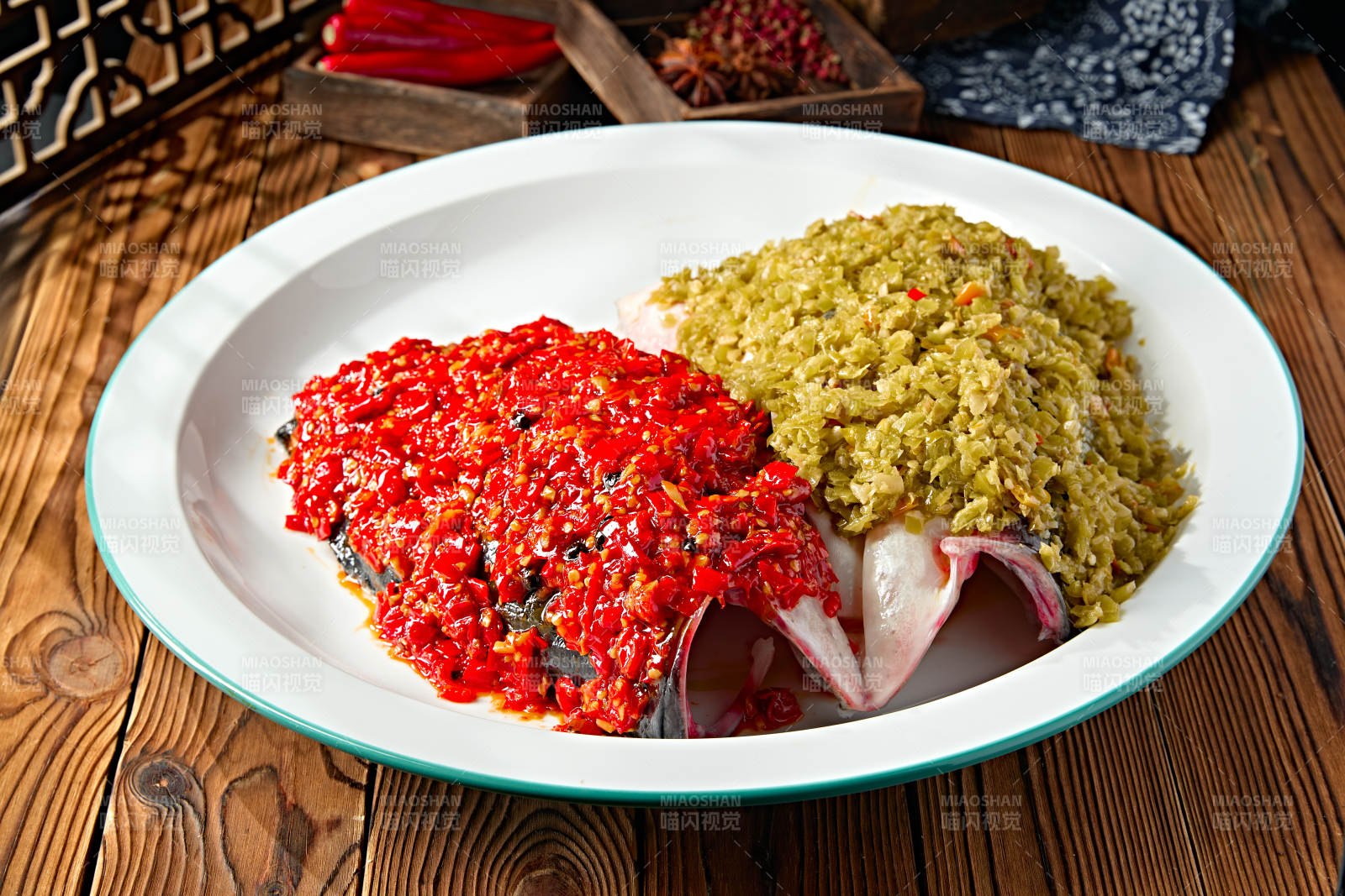 经典湘味美食剁椒鱼头配面图片
