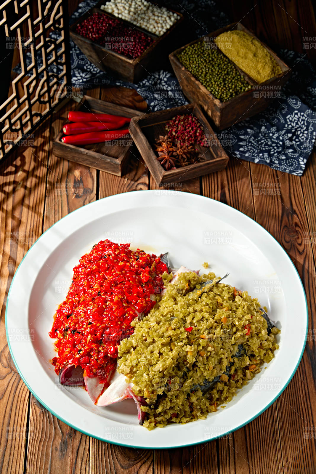 经典湘味美食剁椒鱼头配面图片