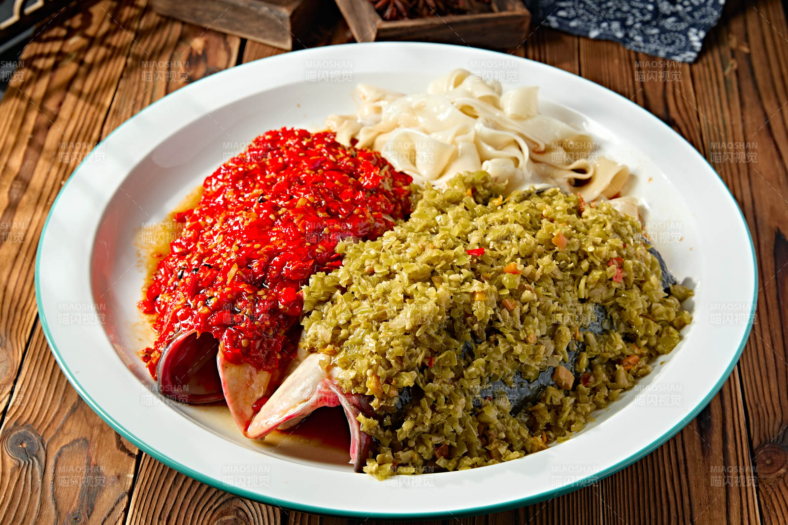 经典湘味美食剁椒鱼头配面图片