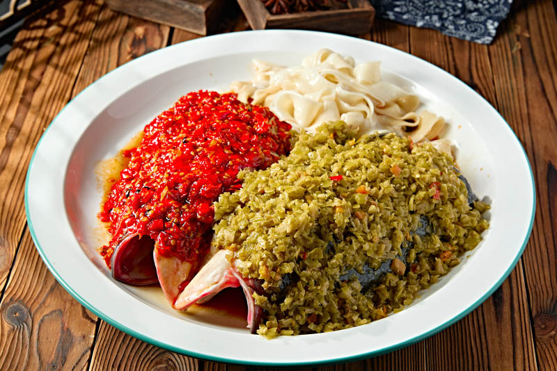 经典湘味美食剁椒鱼头配面图片