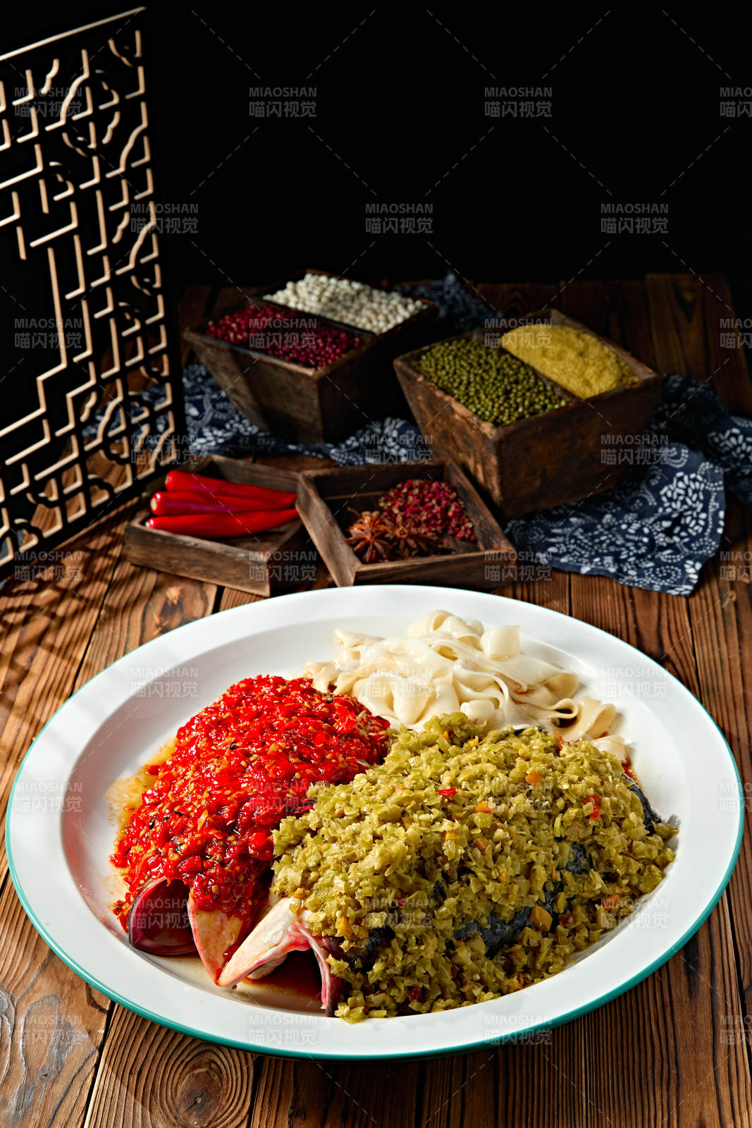 经典湘味美食剁椒鱼头配面图片