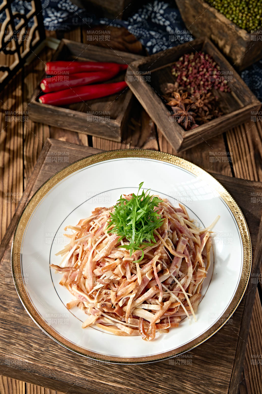 精美凉菜凉拌美味猪耳丝图片