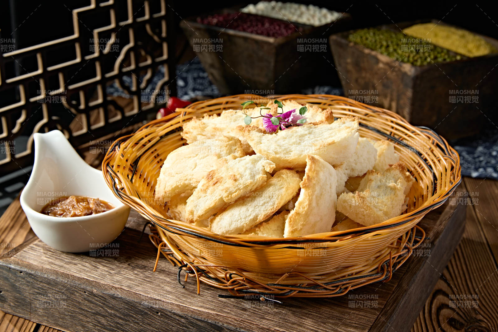 烘烤奶香酥脆手掰馒头图片