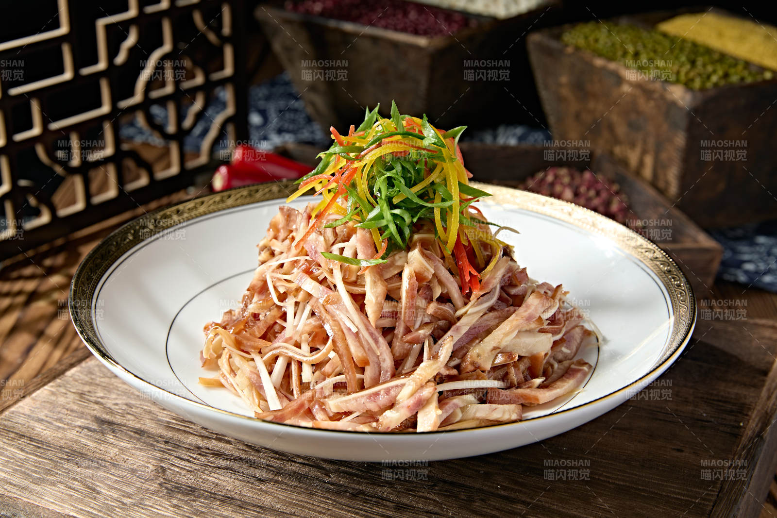 精美凉菜凉拌美味猪耳丝图片