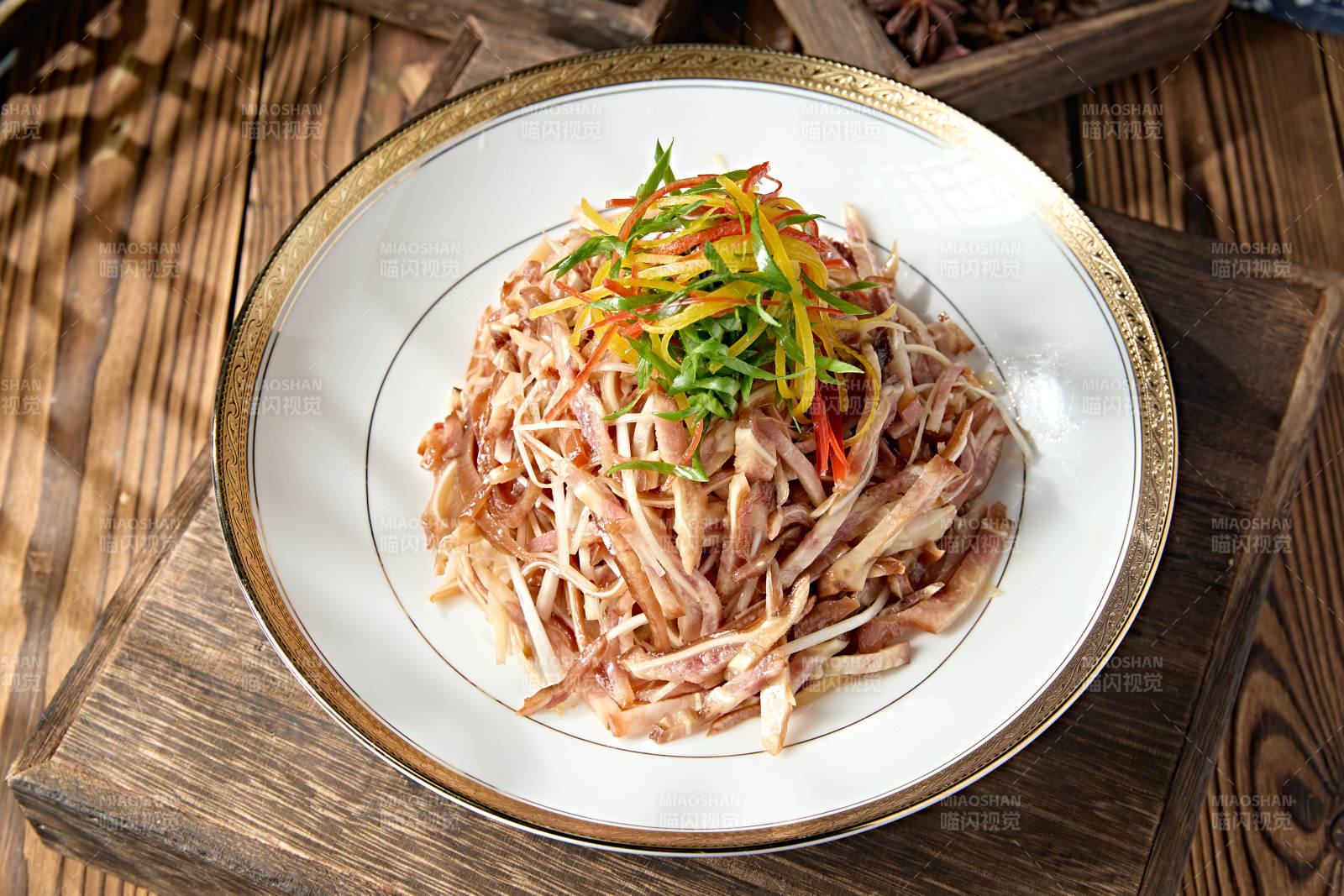 精美凉菜凉拌美味猪耳丝图片