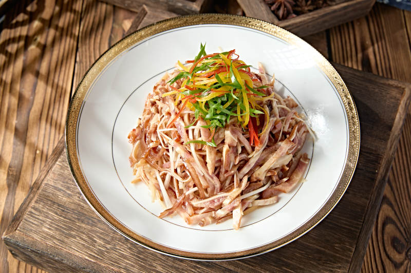 精美凉菜凉拌美味猪耳丝图片