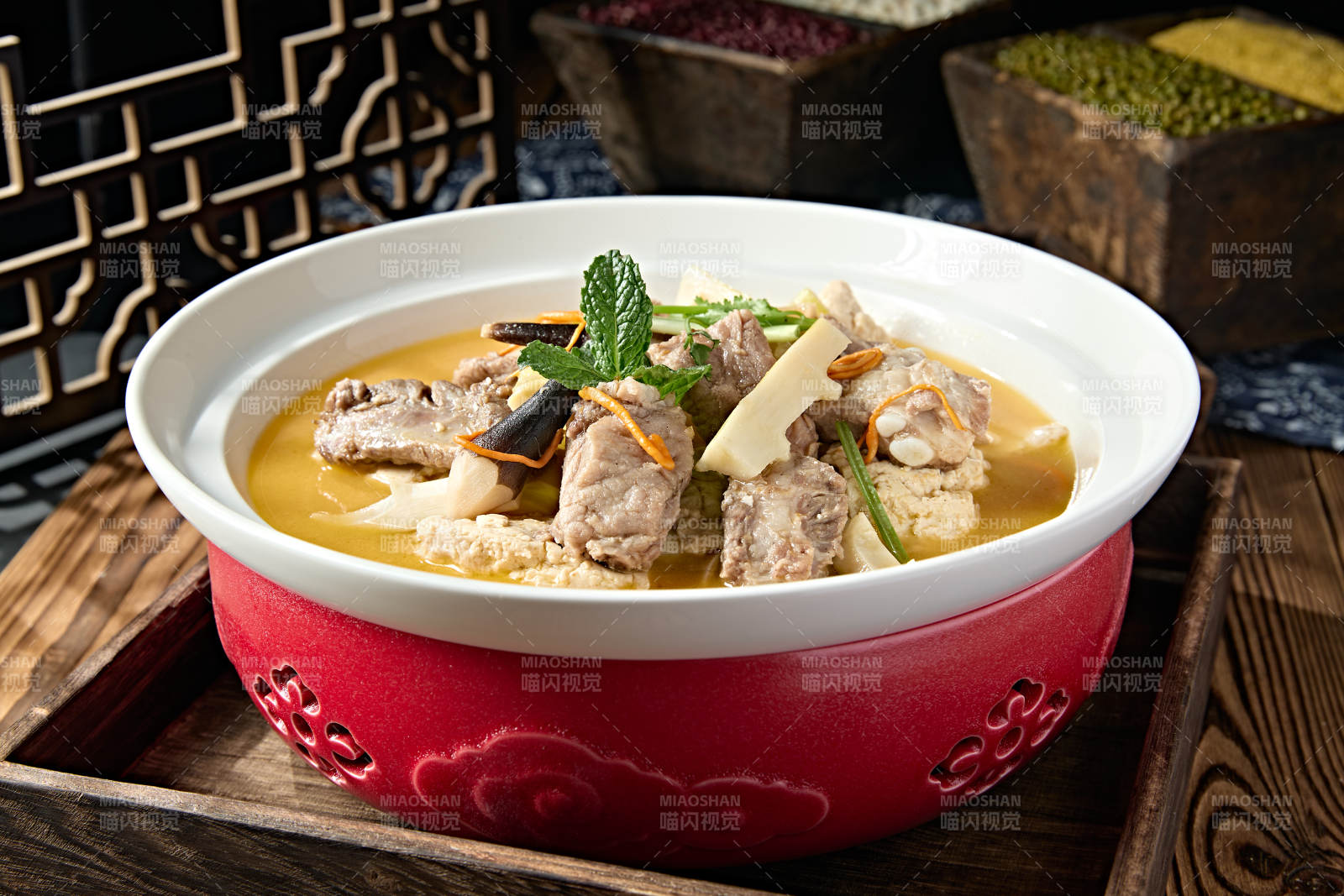 嫩豆腐鸡枞菌玉兰笋炖猪肋排图片