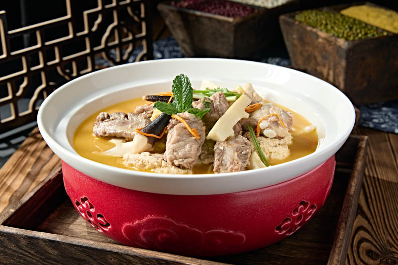 嫩豆腐鸡枞菌玉兰笋炖猪肋排图片