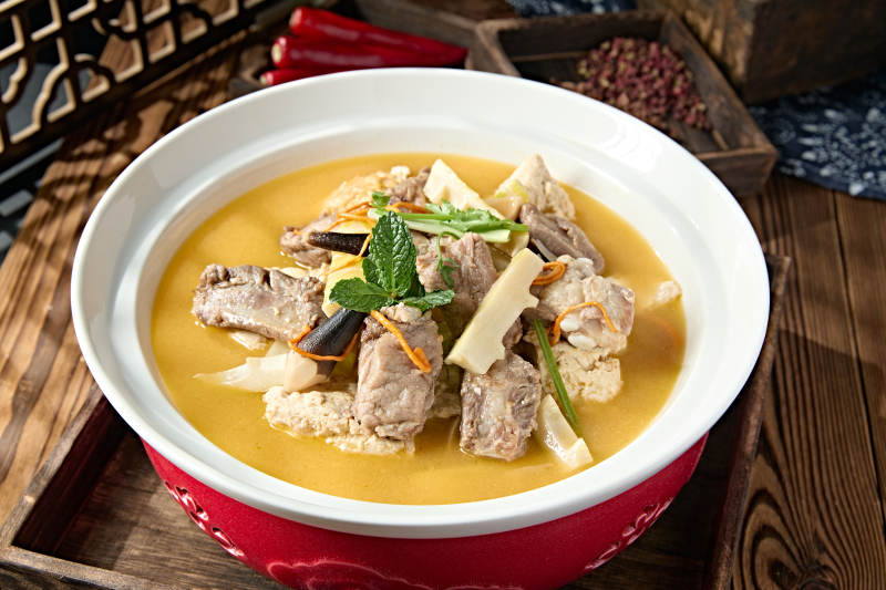 嫩豆腐鸡枞菌玉兰笋炖猪肋排图片