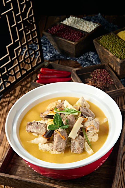 嫩豆腐鸡枞菌玉兰笋炖猪肋排图片