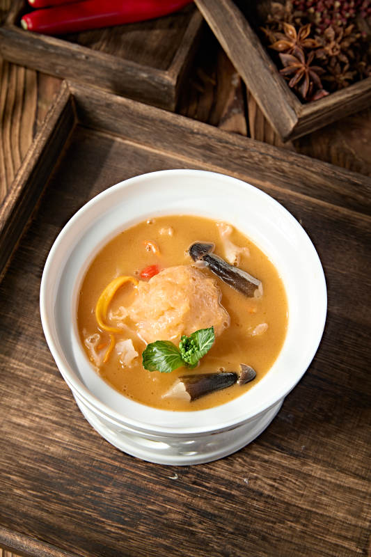 银耳鸡枞虫草花炖虾球图片