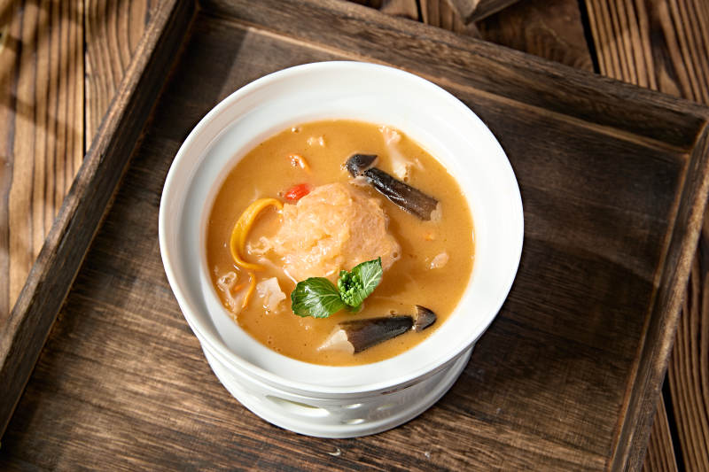 银耳鸡枞虫草花炖虾球图片