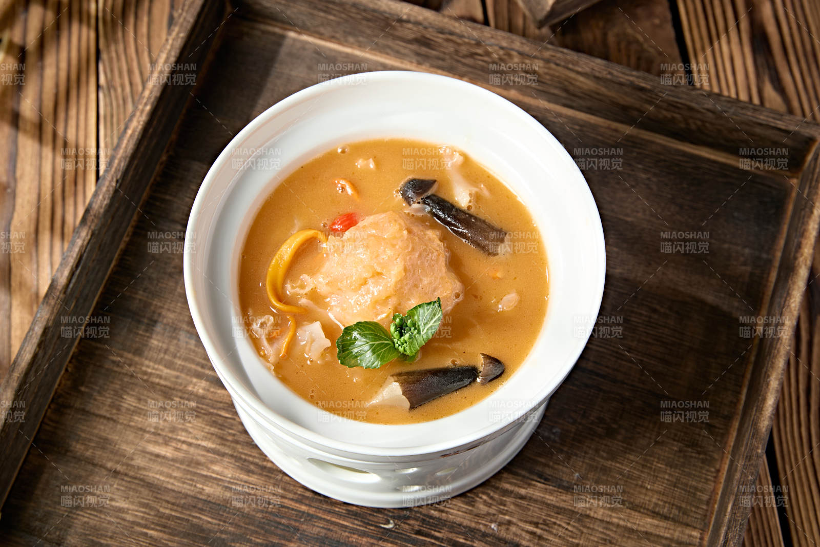 银耳鸡枞虫草花炖虾球图片