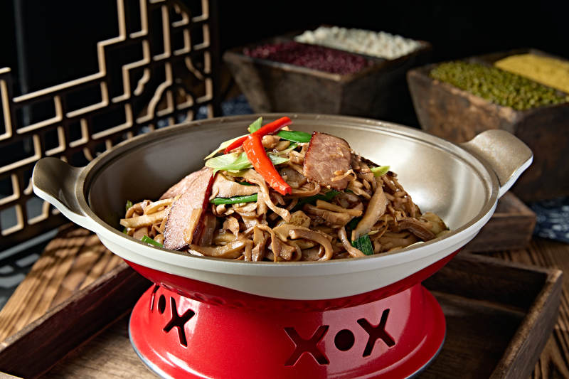 锅仔山珍菌茶树菇米椒爆腊肉图片