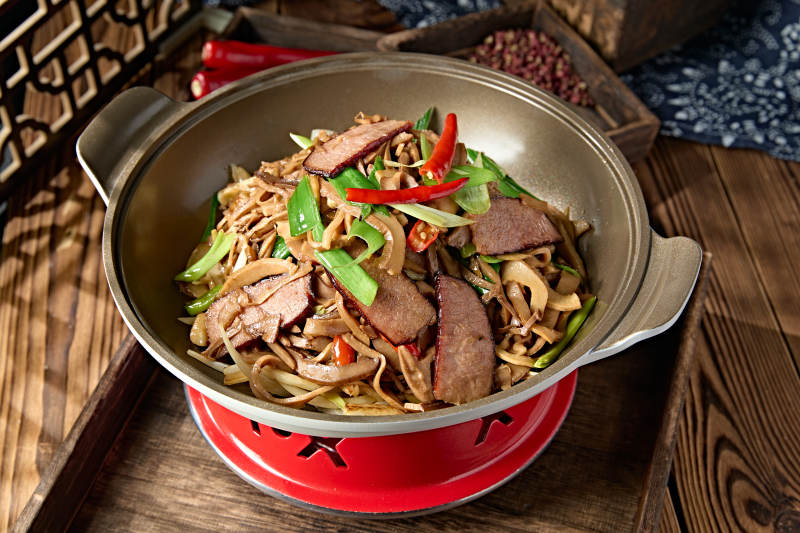 锅仔山珍菌茶树菇米椒爆腊肉图片