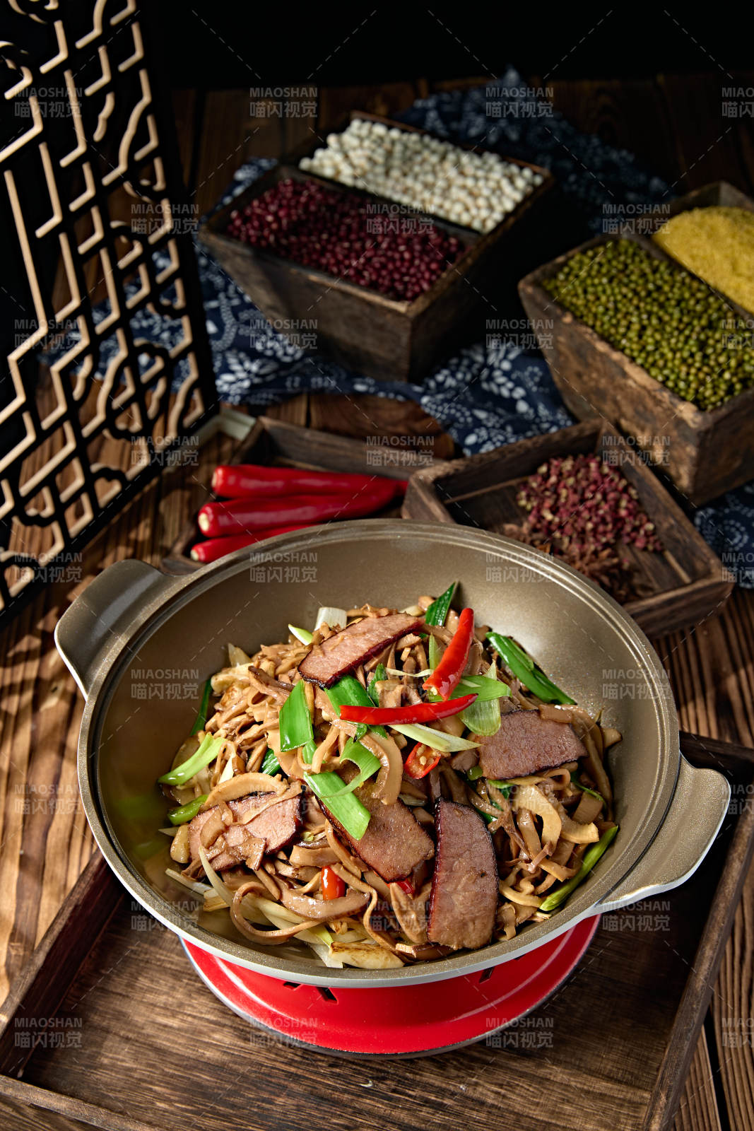 锅仔山珍菌茶树菇米椒爆腊肉图片