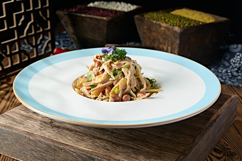 精美凉菜果仁椒麻香辣手撕口水鸡图片