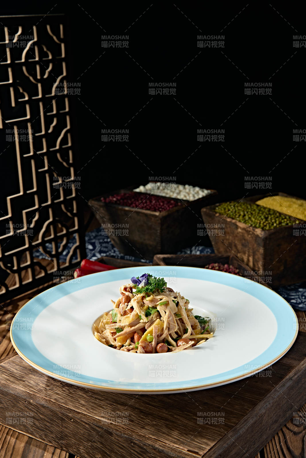 精美凉菜果仁椒麻香辣手撕口水鸡图片