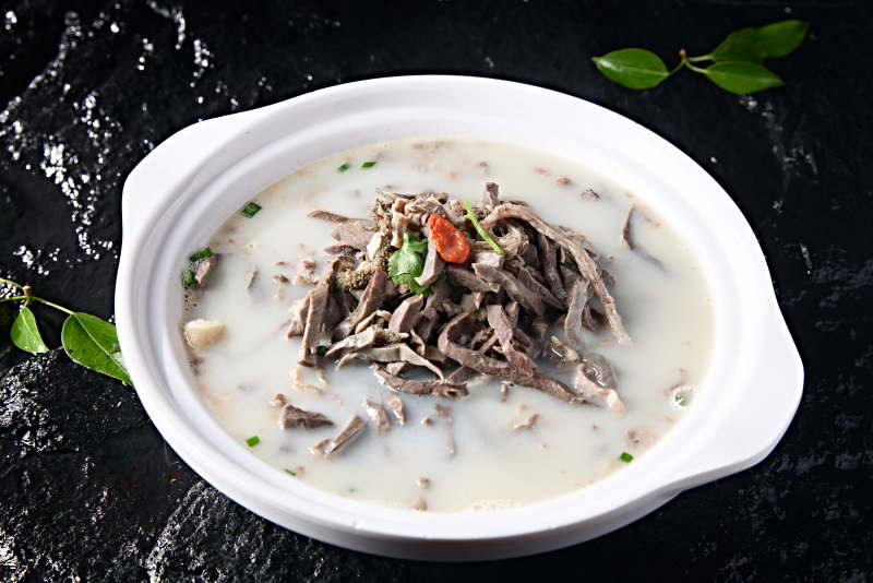 草原风味砂锅奶汤炖羊杂图片