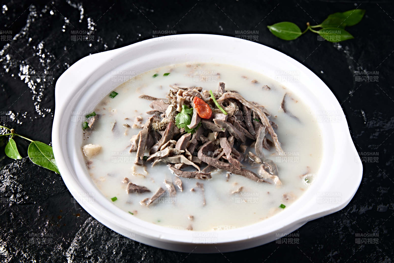 草原风味砂锅奶汤炖羊杂图片