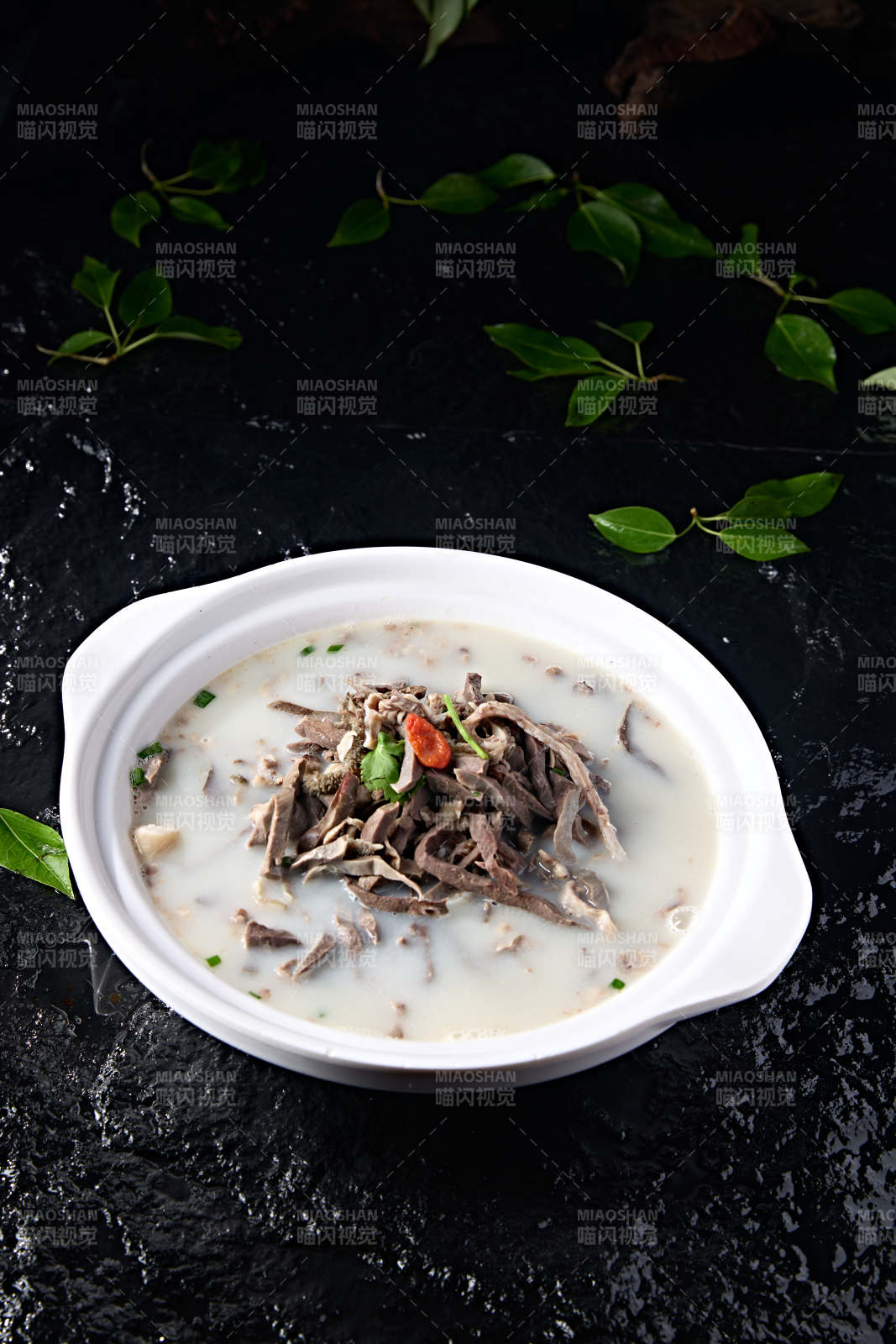 草原风味砂锅奶汤炖羊杂图片