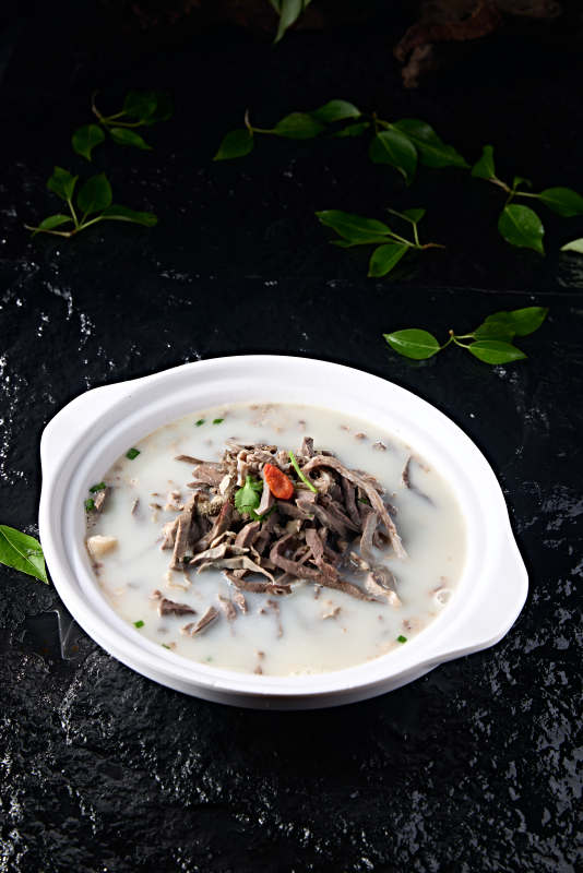 草原风味砂锅奶汤炖羊杂图片