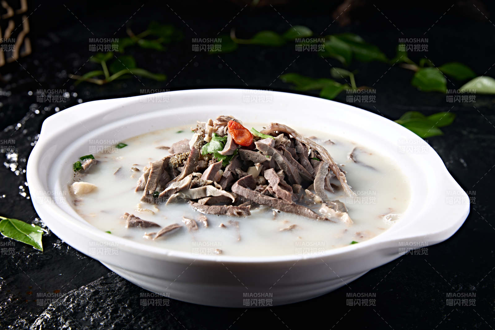 草原风味砂锅奶汤炖羊杂图片