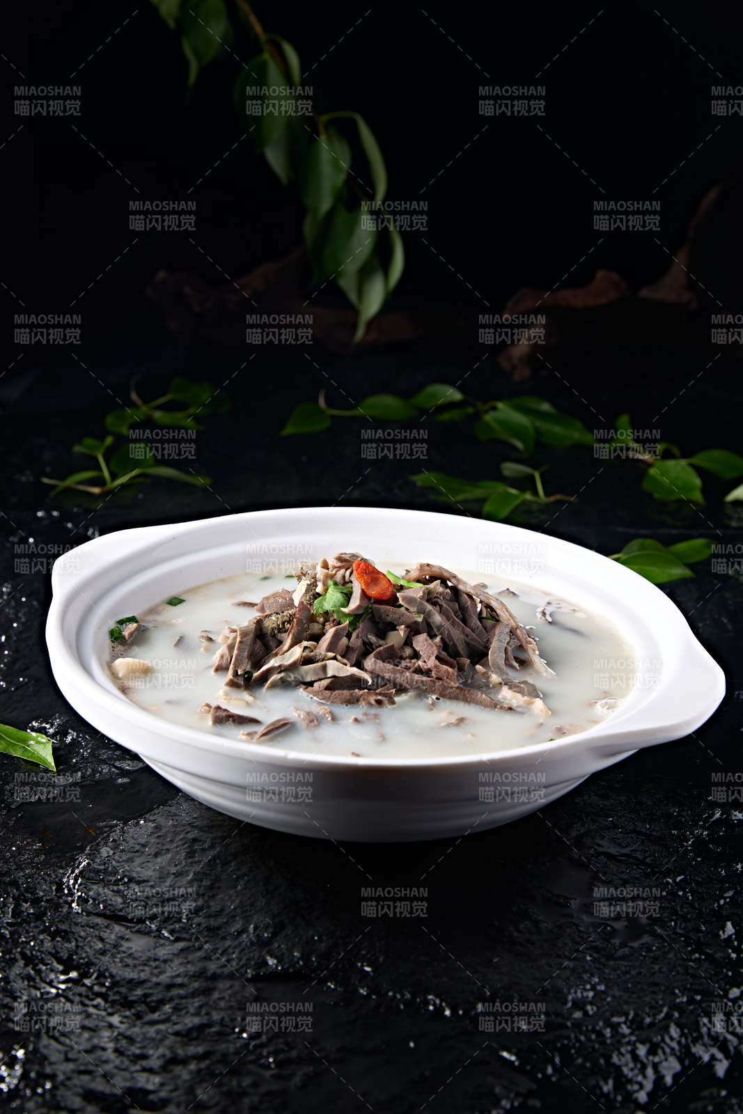 草原风味砂锅奶汤炖羊杂图片