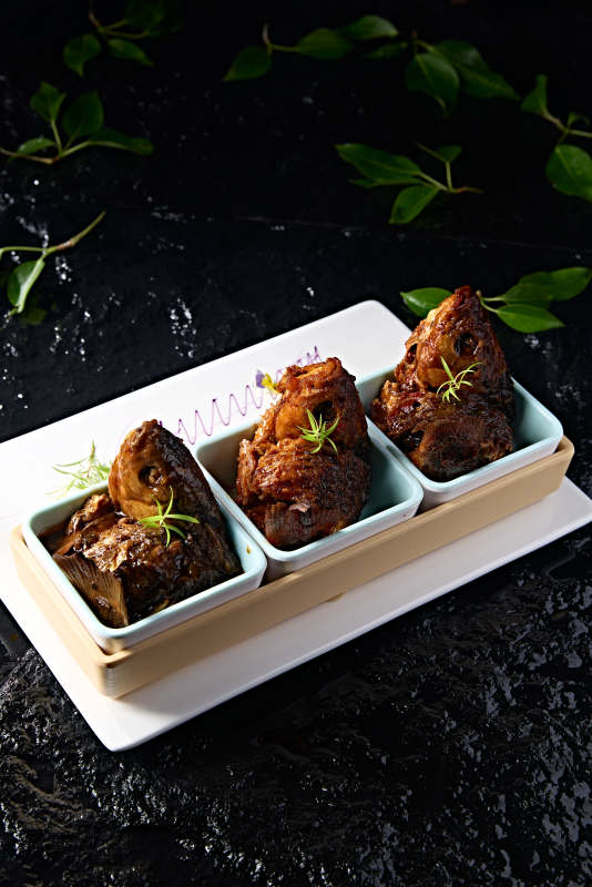 精美凉菜香酥野生高背鲫鱼图片