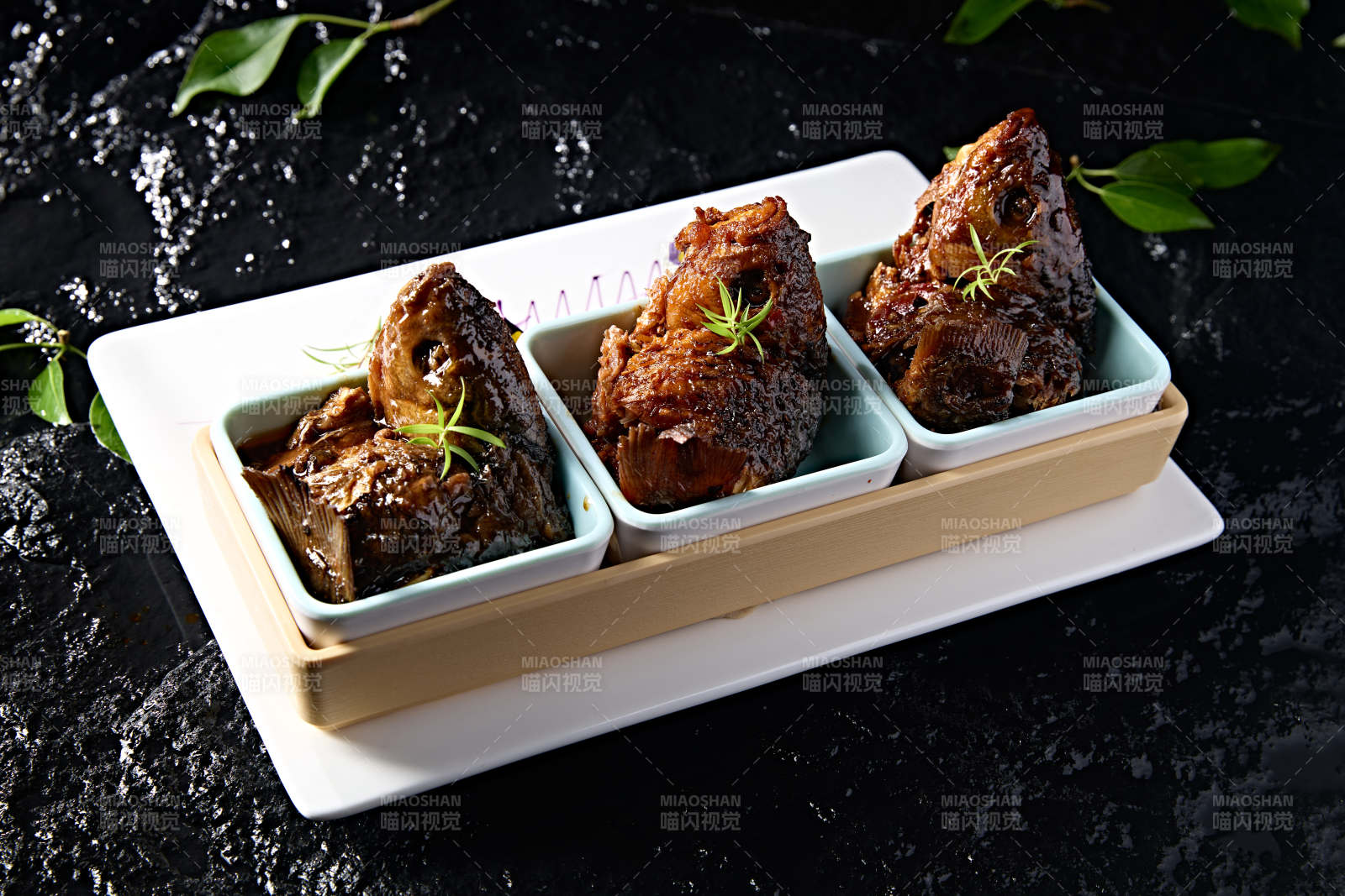 精美凉菜香酥野生高背鲫鱼图片