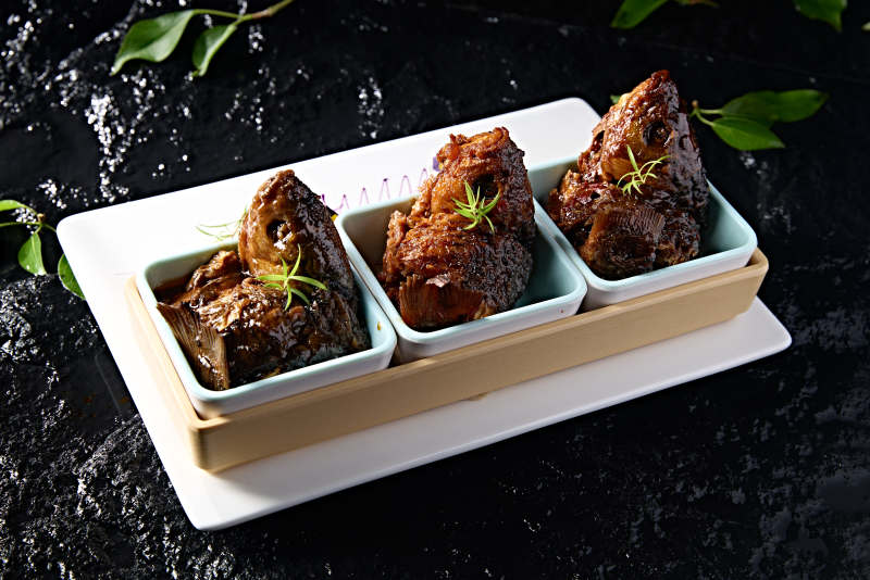 精美凉菜香酥野生高背鲫鱼图片