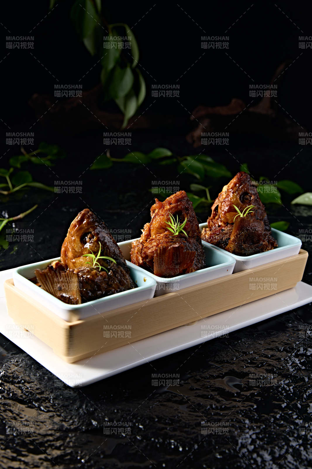 精美凉菜香酥野生高背鲫鱼图片