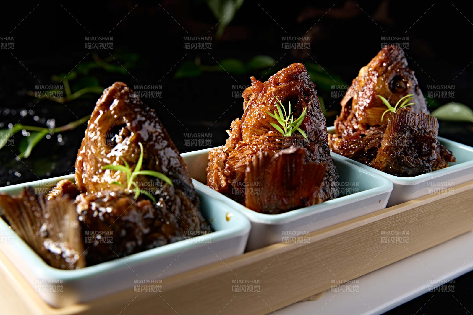 精美凉菜香酥野生高背鲫鱼图片