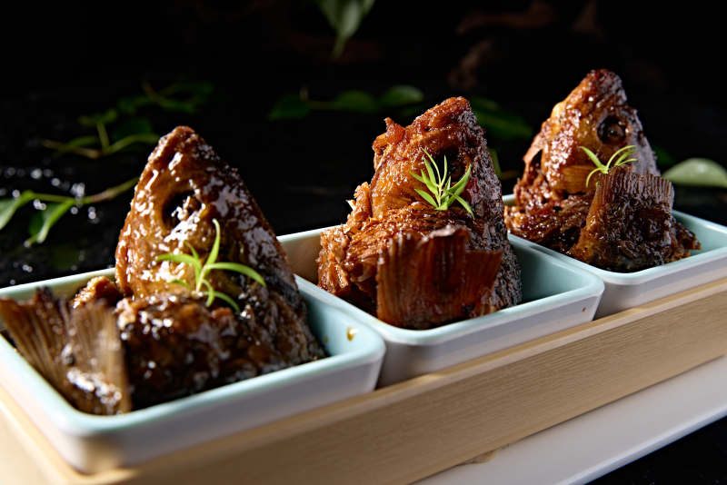 精美凉菜香酥野生高背鲫鱼图片