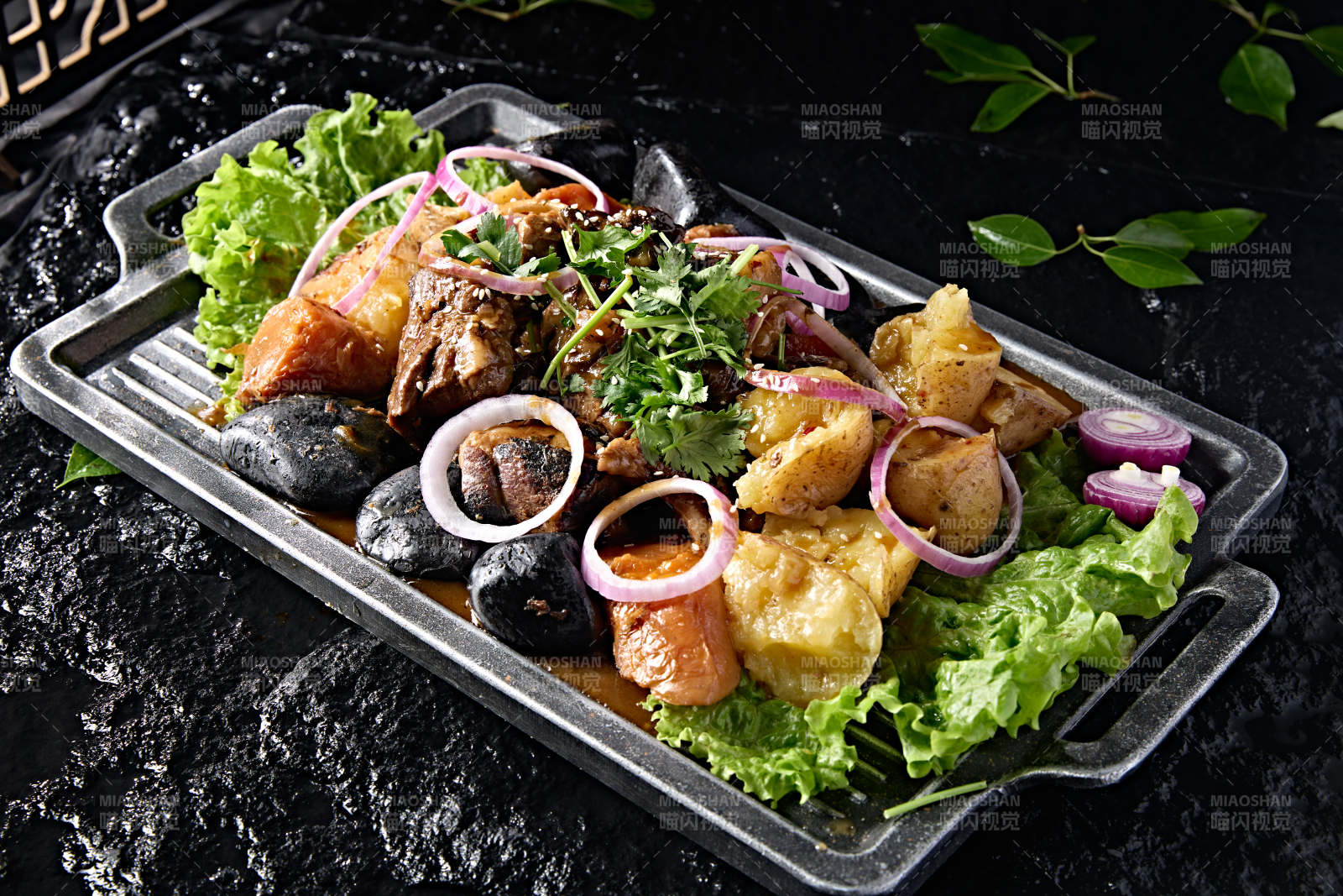 石烹铁板洋葱土豆胡萝卜烩牛腱子肉图片