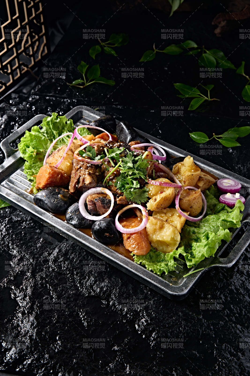 石烹铁板洋葱土豆胡萝卜烩牛腱子肉图片