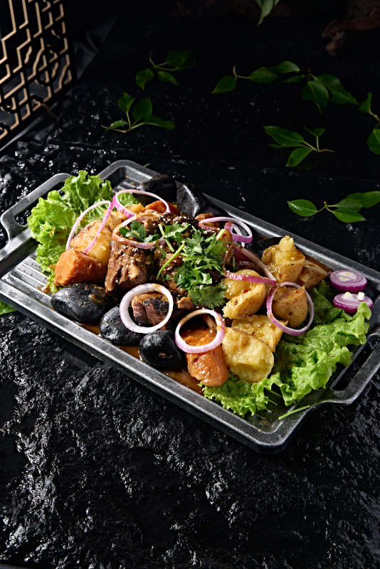 石烹铁板洋葱土豆胡萝卜烩牛腱子肉图片