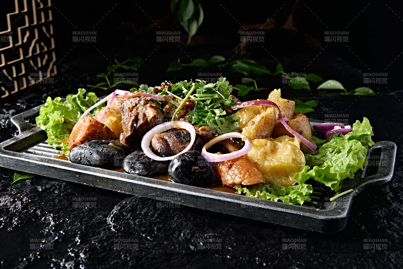 石烹铁板洋葱土豆胡萝卜烩牛腱子肉图片