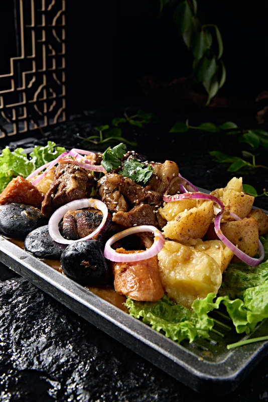 石烹铁板洋葱土豆胡萝卜烩牛腱子肉图片