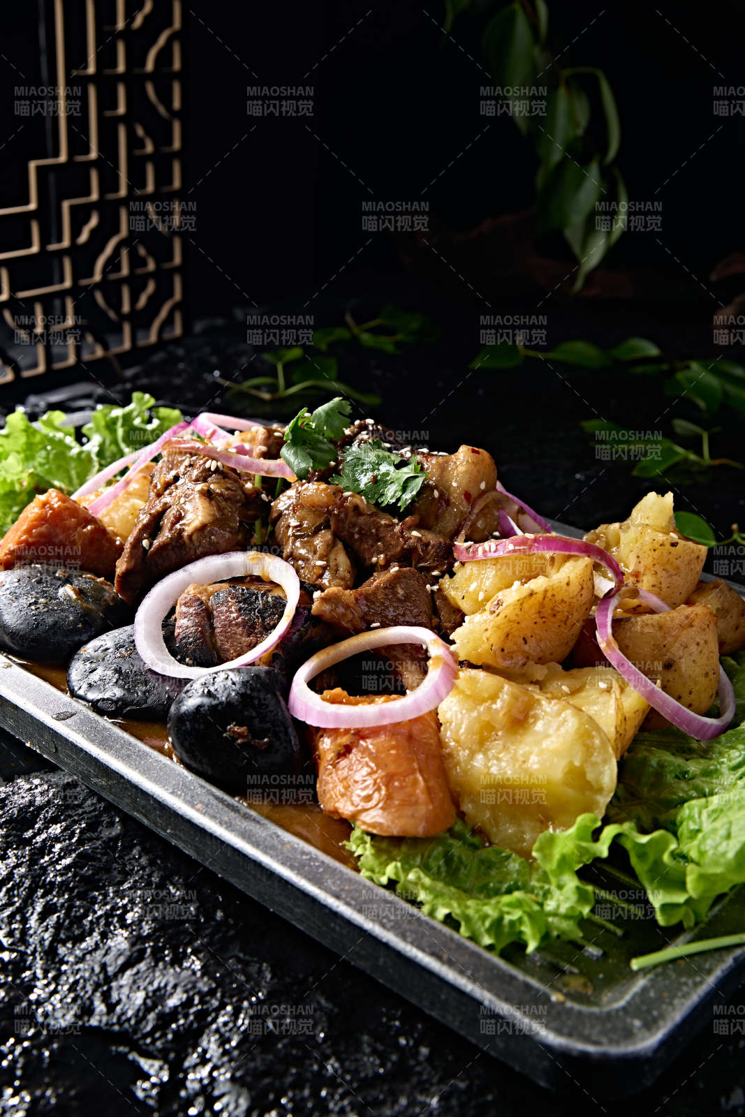 石烹铁板洋葱土豆胡萝卜烩牛腱子肉图片