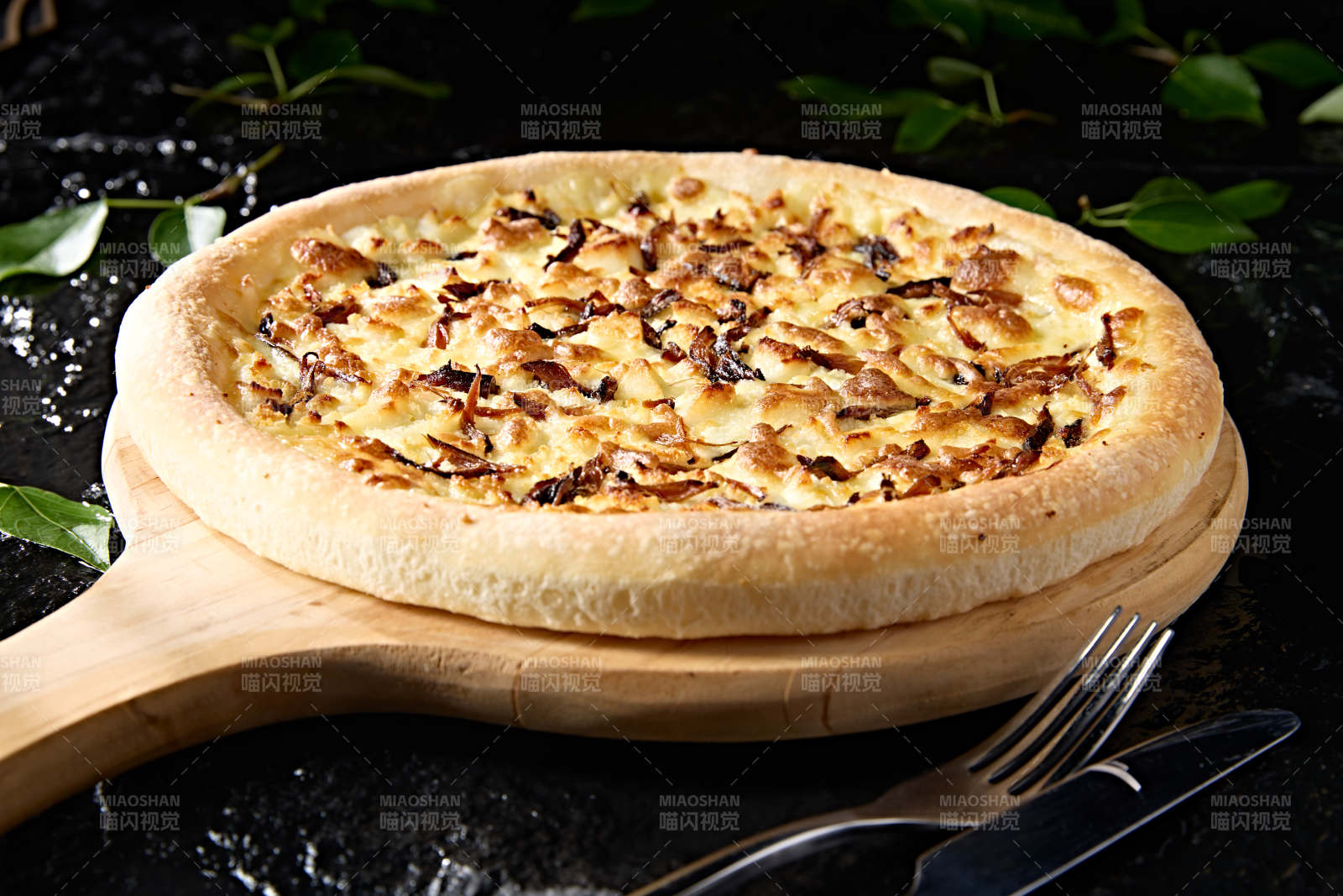 意大利传统美食烤披萨图片