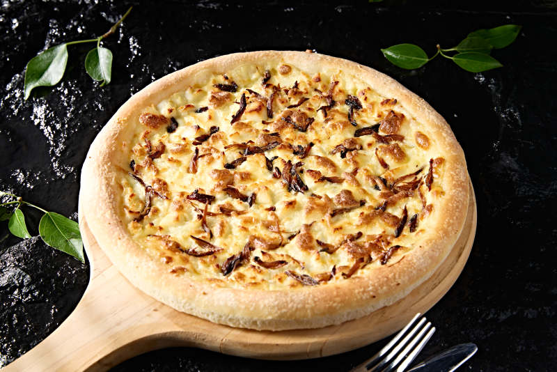 意大利传统美食烤披萨图片