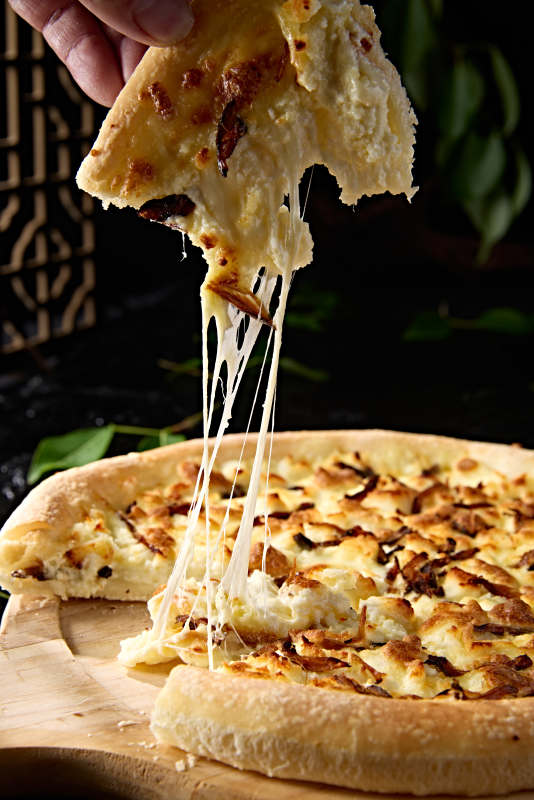 意大利传统美食烤披萨图片