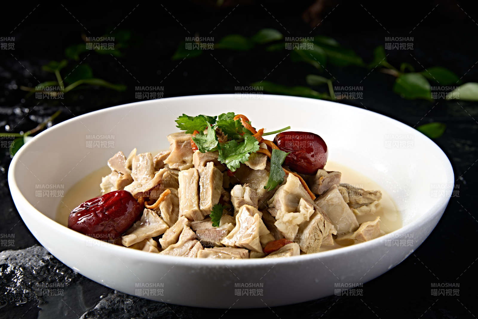 冬季滋补浓汤虫草花枸杞红枣炖羊五花肉图片